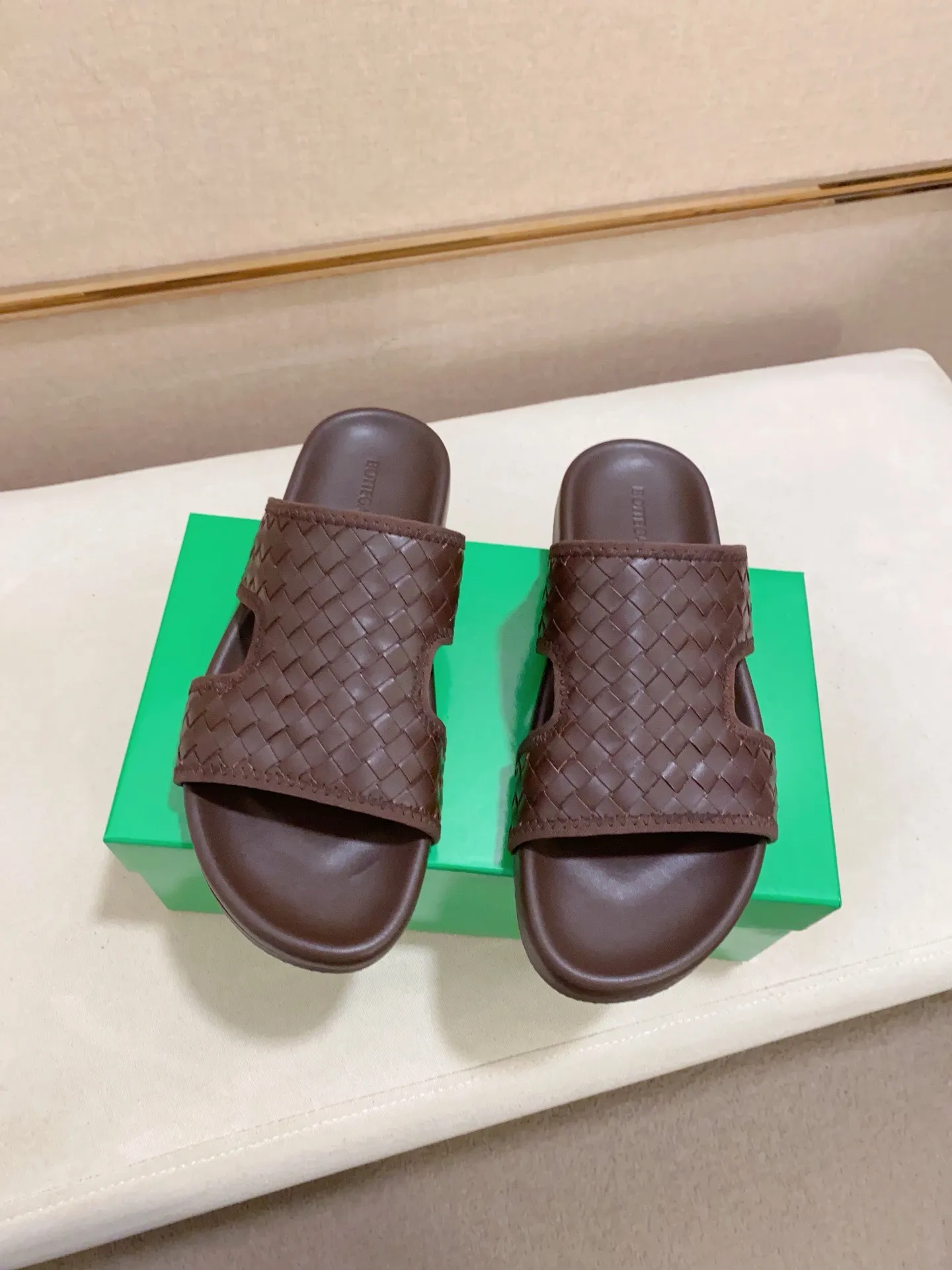 Men's shoes 💰: 320💰[BV~Bottega Veneta] Trendy new slippers are on the market. Same style as the official website. Counter quality [strong][strong][strong] Selected cow patent leather weaving. High-end atmosphere. Very cost-effective. Original wear-resistant rubber outsole. Fine workmanship. The upper layer of materials is used. The quality is visible. Shoe size 38-45.